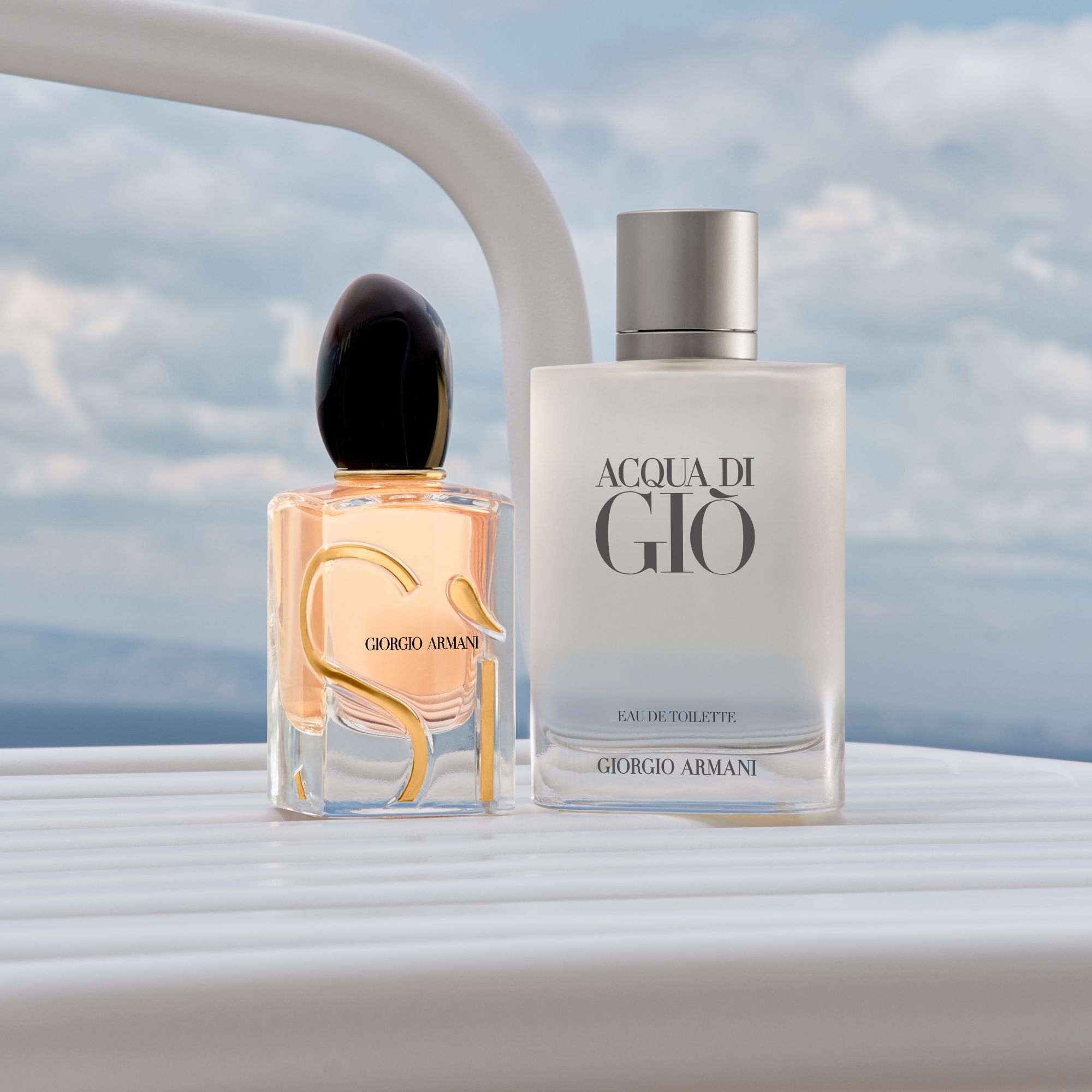Ein edles Duo von Armani-Ikonen: das strahlende Si und das frische Acqua di Gio. Auf einer weißen Yachtreling vor ruhigem Meer und Himmel verkorpern sie zeitlose Eleganz und den Geist einer luxuriosen Auszeit an der Kuste.