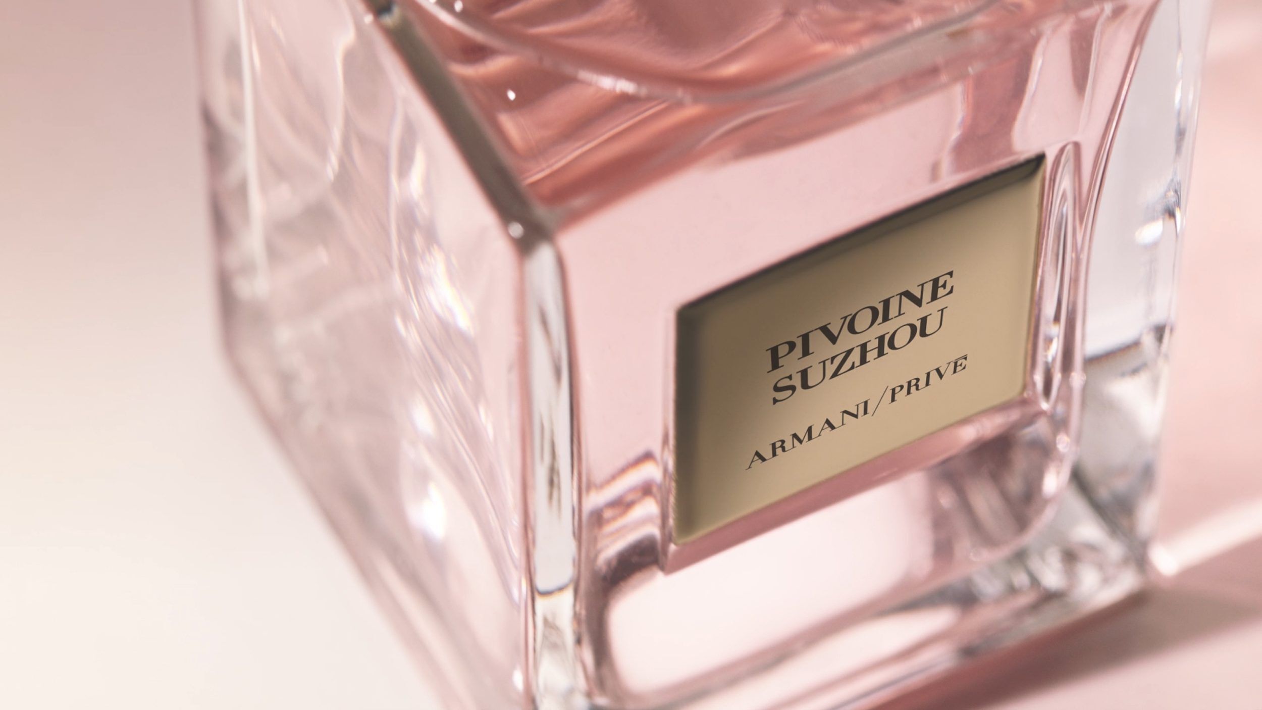 ARMANI/PRIVE PIVOINE SUZHOU: close-up of the elegant glass bottle with soft pink fragrance, highlighting the refined label and luxurious craftsmanship.