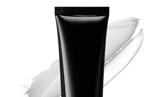 Schwarze Tube mit leichtem Farbstrich im Hintergrund.