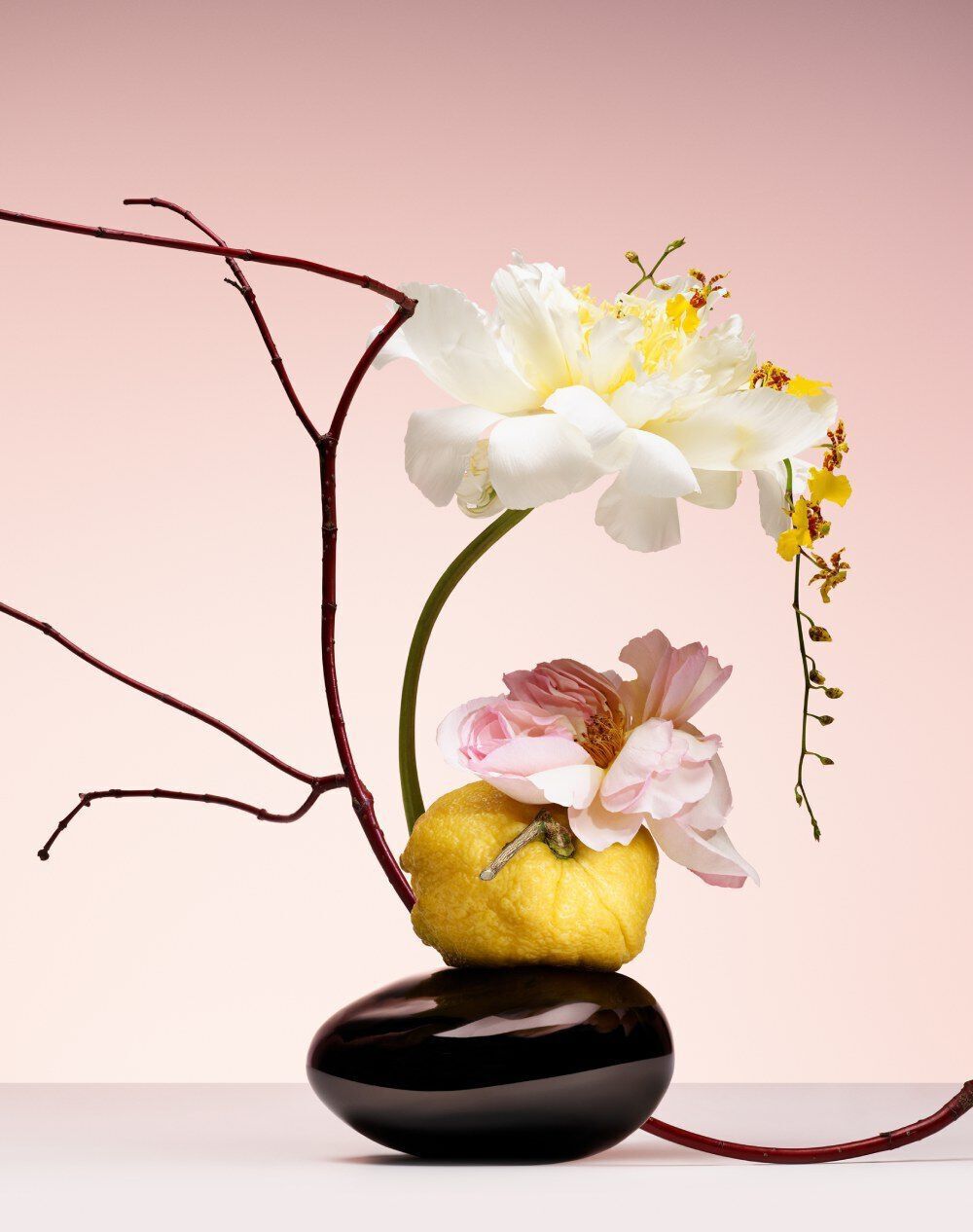 ARMANI/PRIVE PIVOINE SUZHOU: artistic ikebana arrangement with peony and lemon, evoking elevated craftsmanship and freshness.
