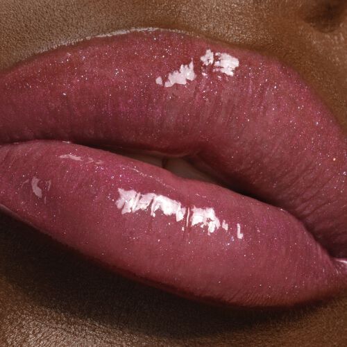 Armani Prisma Flash 50 Amethyst Flash lipstick on lips, featuring a deep amethyst purple with a brilliant shine.