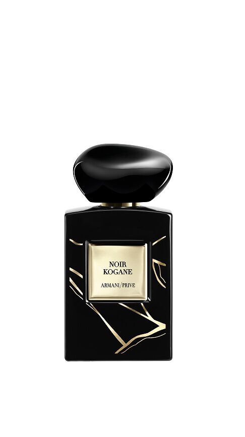 Armani/Prive Noir Kogane: ein geheimnisvoller schwarzer Flakon mit feinen Goldrissen, inspiriert von Kintsugi, der die Eleganz von dunklem Leder und die Tiefe einer japanischen Kunsttradition heraufbeschwort.