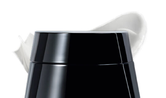 Schwarzer Behalter mit einem weißen Creme-Haubchen oben.