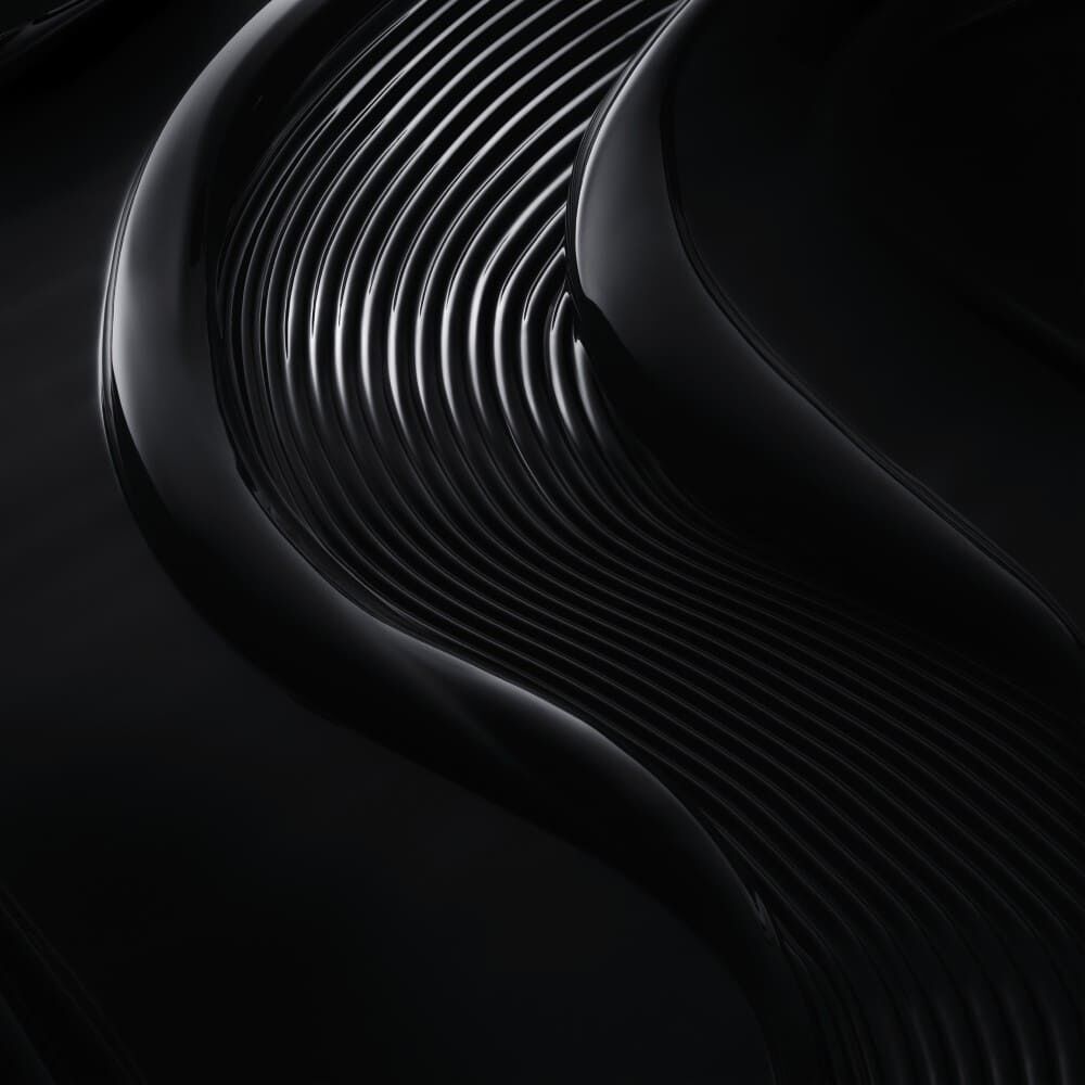 Abstrakte, geschwungene Linien in glanzendem Schwarz, die eine moderne, elegante Form verleihen.