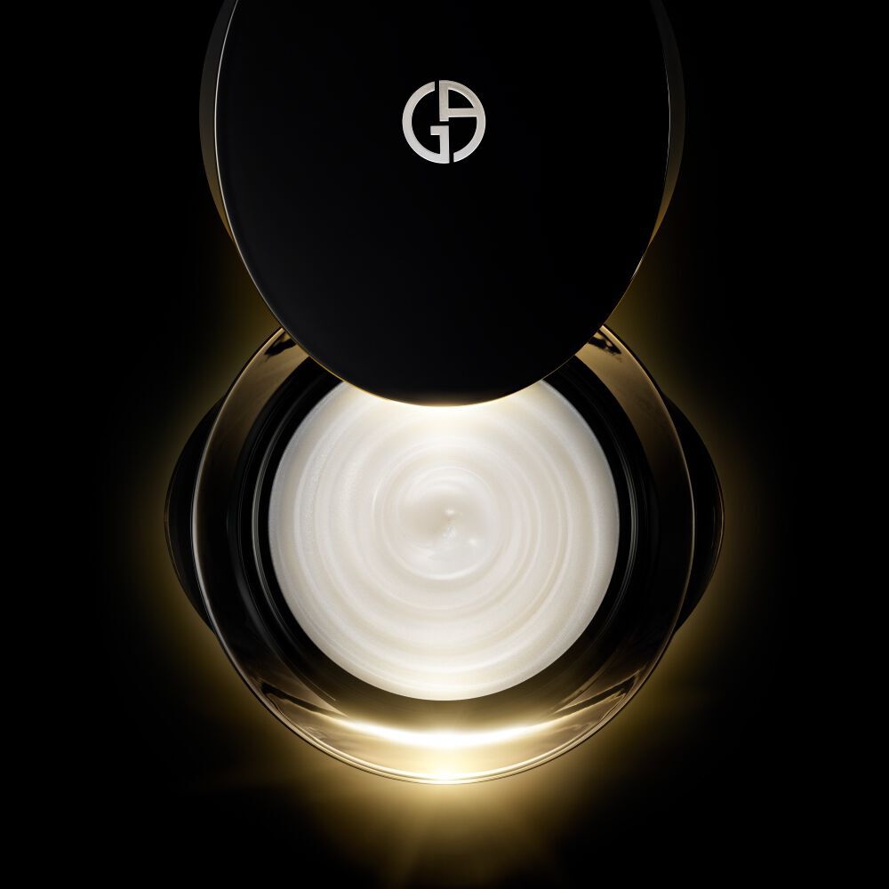 Ein Tiegel Crema Nera Supreme Reviving Cream ist geoffnet und enthullt seine reichhaltige, wirbelnde weiße Creme.