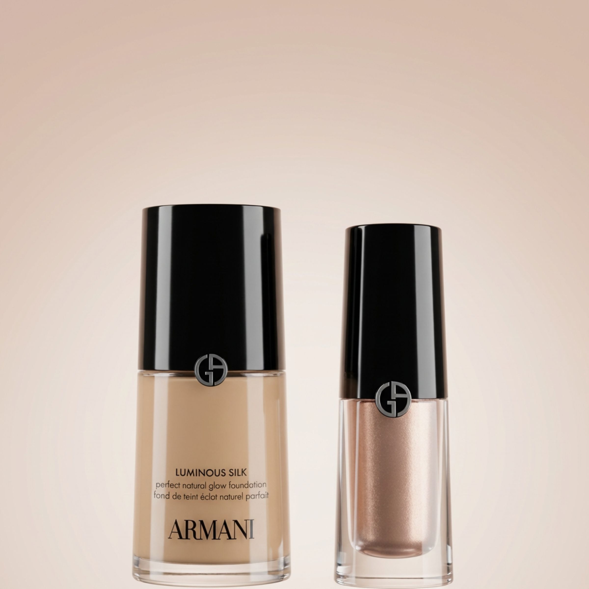 Ein edles Duo von Armani Ikonen: die Luminous Silk Foundation und ein strahlender Eye Tint. Vor sanftem Hintergrund verkorpern sie die muhelose Schonheit und schwerelose Leuchtkraft, die den Teint und Blick des Hauses definieren.​
