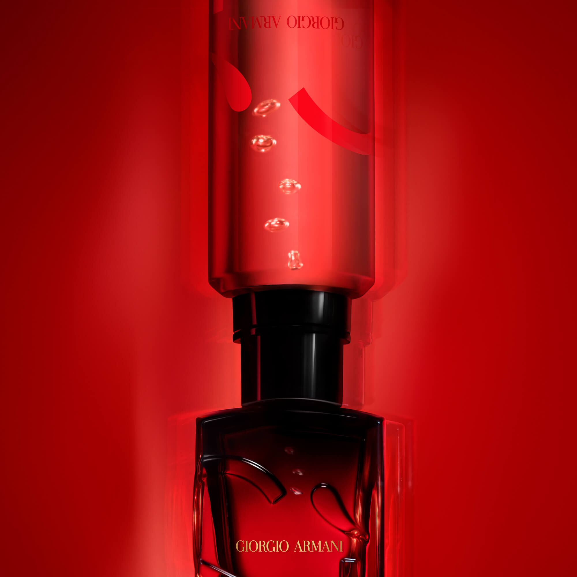 Ein roter Flakon mit einem stilisierten Design, der ein elegantes Parfum zeigt, vor einem kraftigen roten Hintergrund.