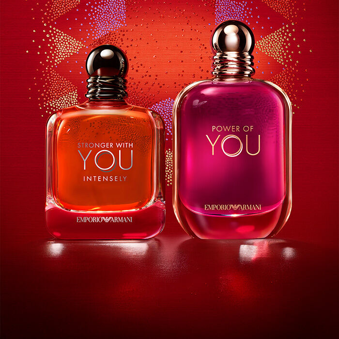 Zwei Emporio-Armani-Dufte, Stronger With You Intensely und Power of You, vor festlichem rotem Hintergrund.​