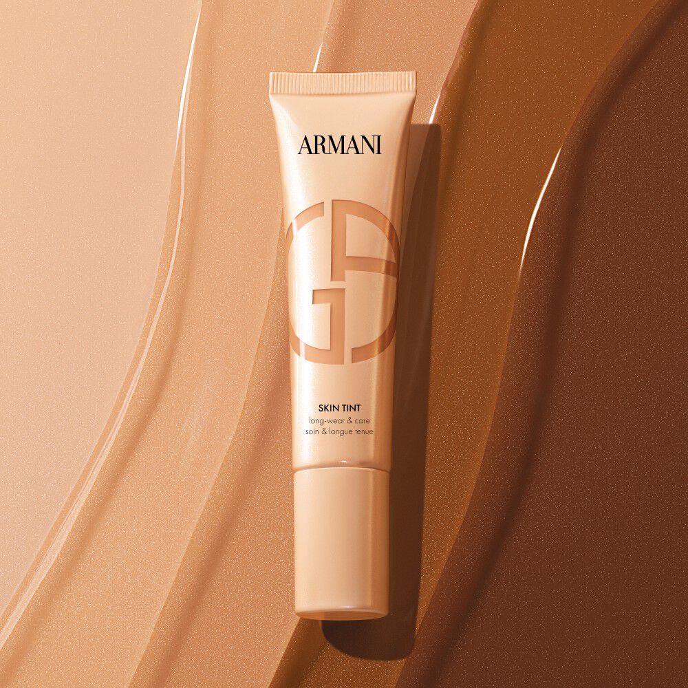 Armani Skin Tint Tube auf flussigen Foundation-Swatches in verschiedenen Farbtonen.