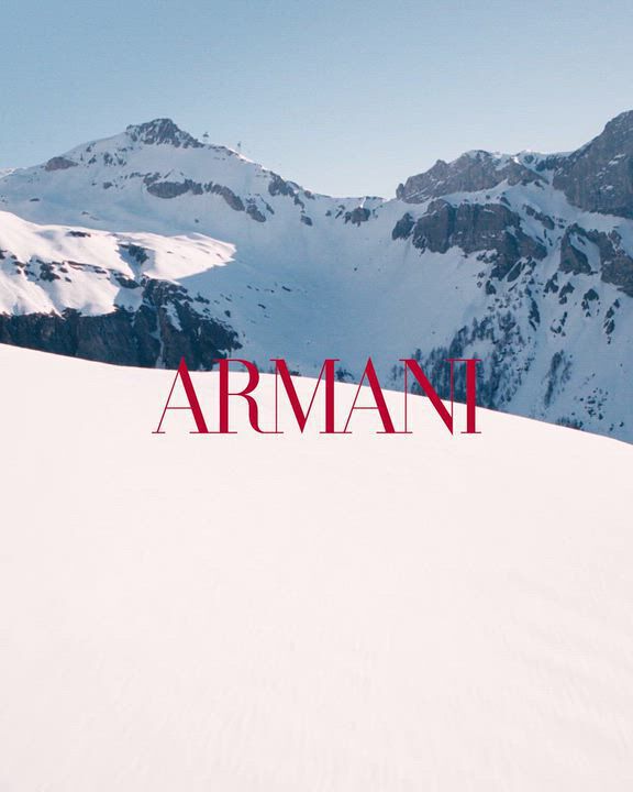 Verschneite italienische Alpen als Kulisse fur die glamourose Winterkampagne von Armani Beauty zu den Feiertagen 2026.