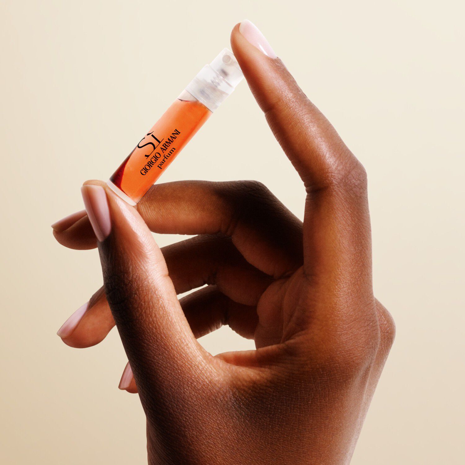 Eine Hand halt eine Probe von SI PARFUM.