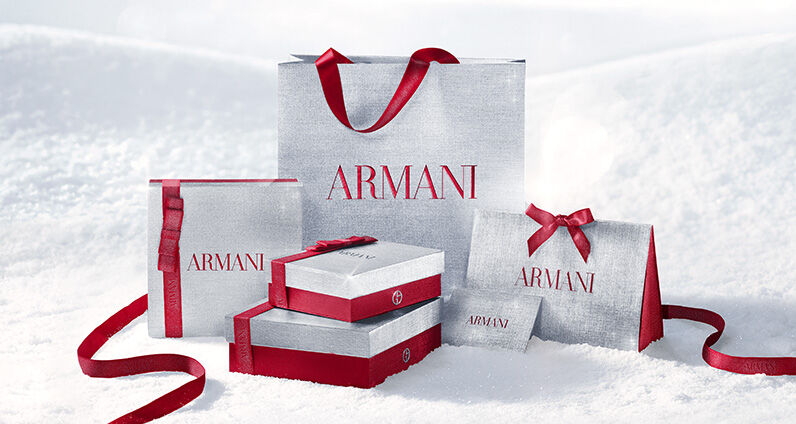 Parfumflakons Giorgio Armani „Si“ und „My Way“ prasentiert mit dekorativen Armani-Geschenkboxen.