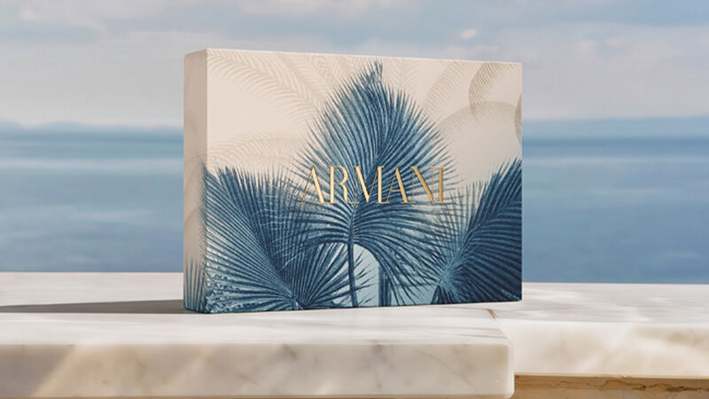 Parfumflakons Giorgio Armani „Si“ und „My Way“ prasentiert mit dekorativen Armani-Geschenkboxen.