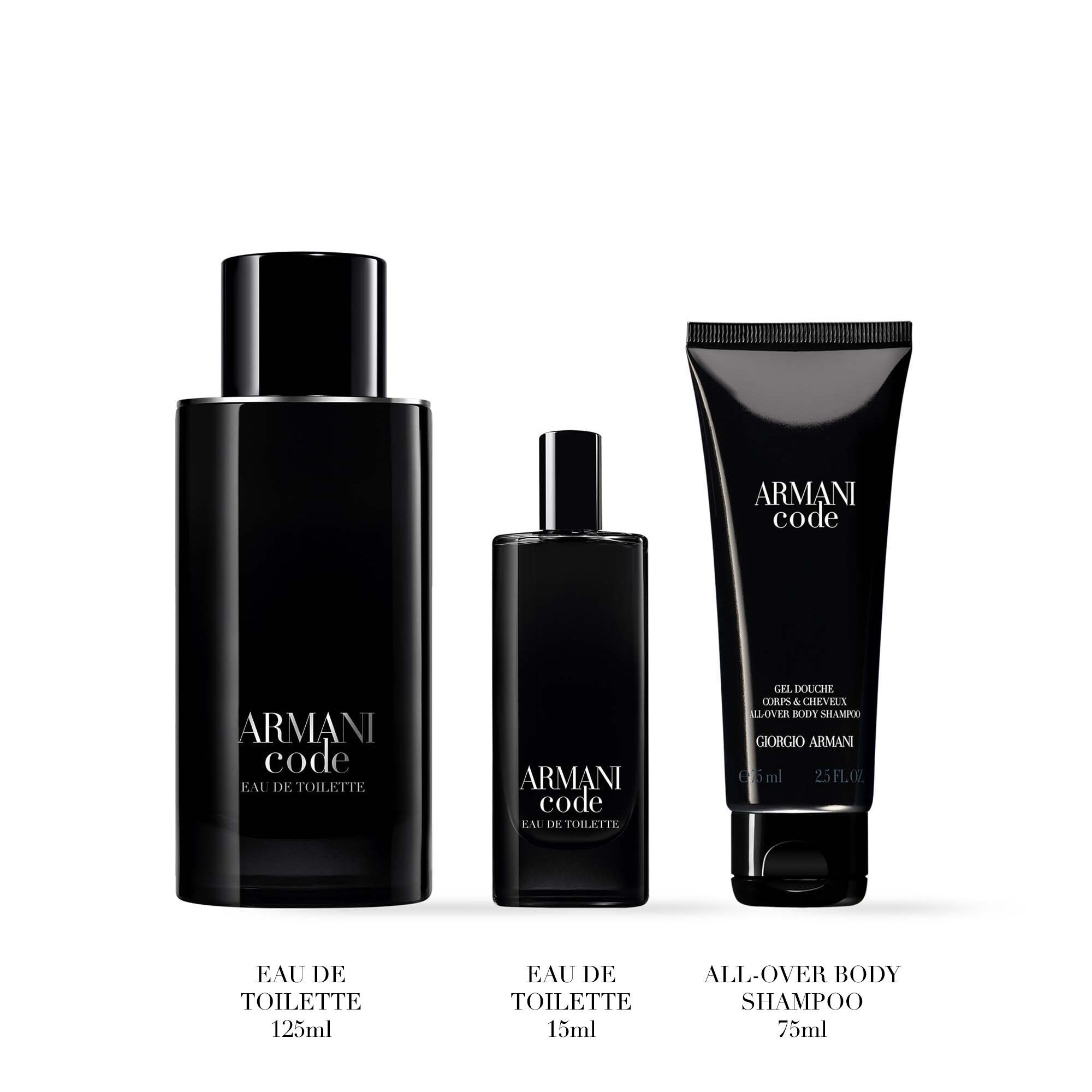 Drei Armani Code Produkte sind nebeneinander auf einem weißen Hintergrund angeordnet. Von links nach rechts: eine große schwarze Flasche mit der Aufschrift „Eau de Toilette 125ml“, eine kleinere passende Flasche mit der Aufschrift „Eau de Toilette 15ml“ und eine schwarze Tube mit der Aufschrift „All-Over Body Shampoo 75ml“.