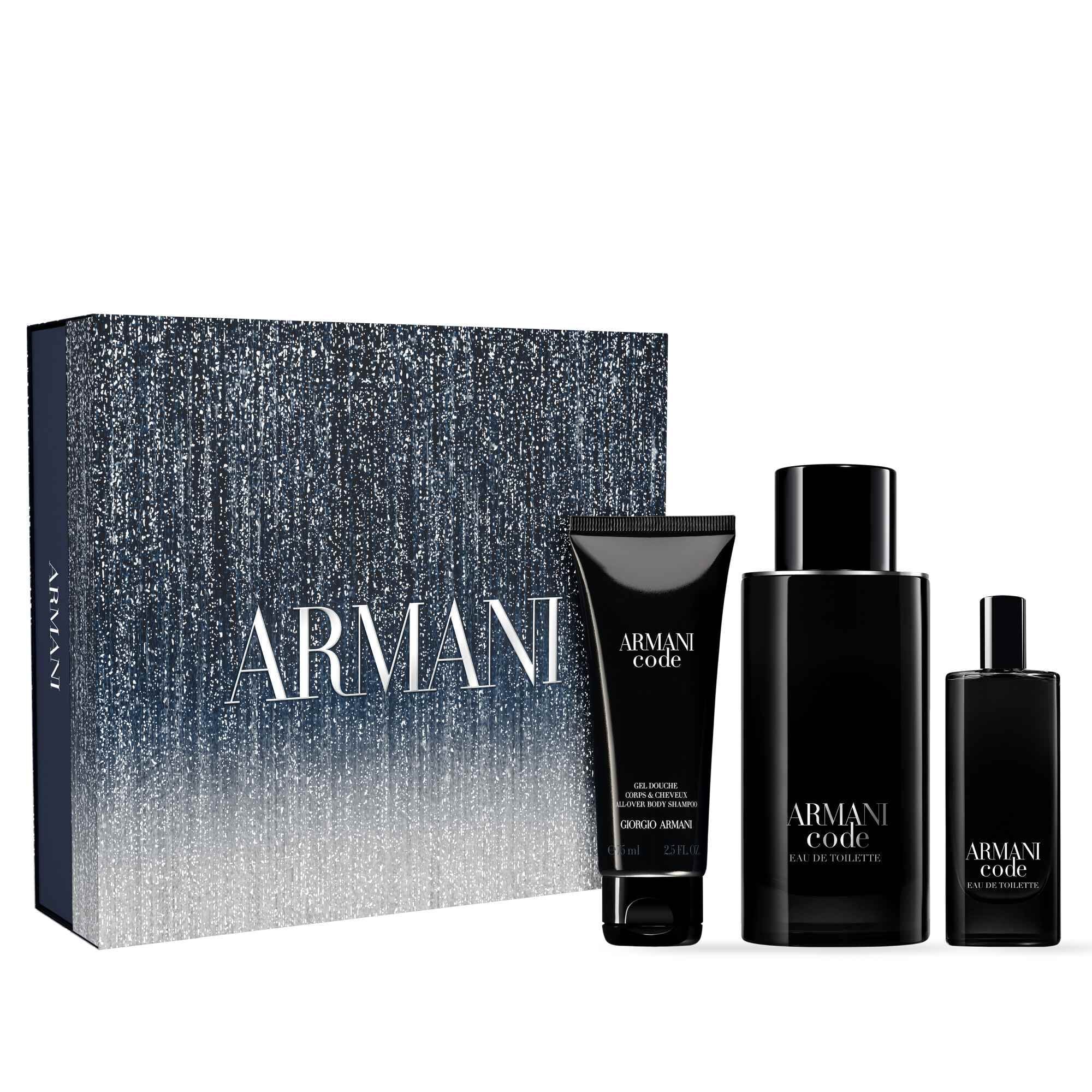 Ein verpacktes Armani Code Geschenkset wird prasentiert, das eine stilvolle, dunkelblaue Box mit einem Farbverlaufdesign und dem Armani-Logo zeigt. Vor der Box befinden sich drei Produkte: eine Tube Korpergel, eine große Flasche Eau de Toilette und eine kleinere Reisegroße Eau de Toilette, alle in eleganter schwarzer Verpackung.