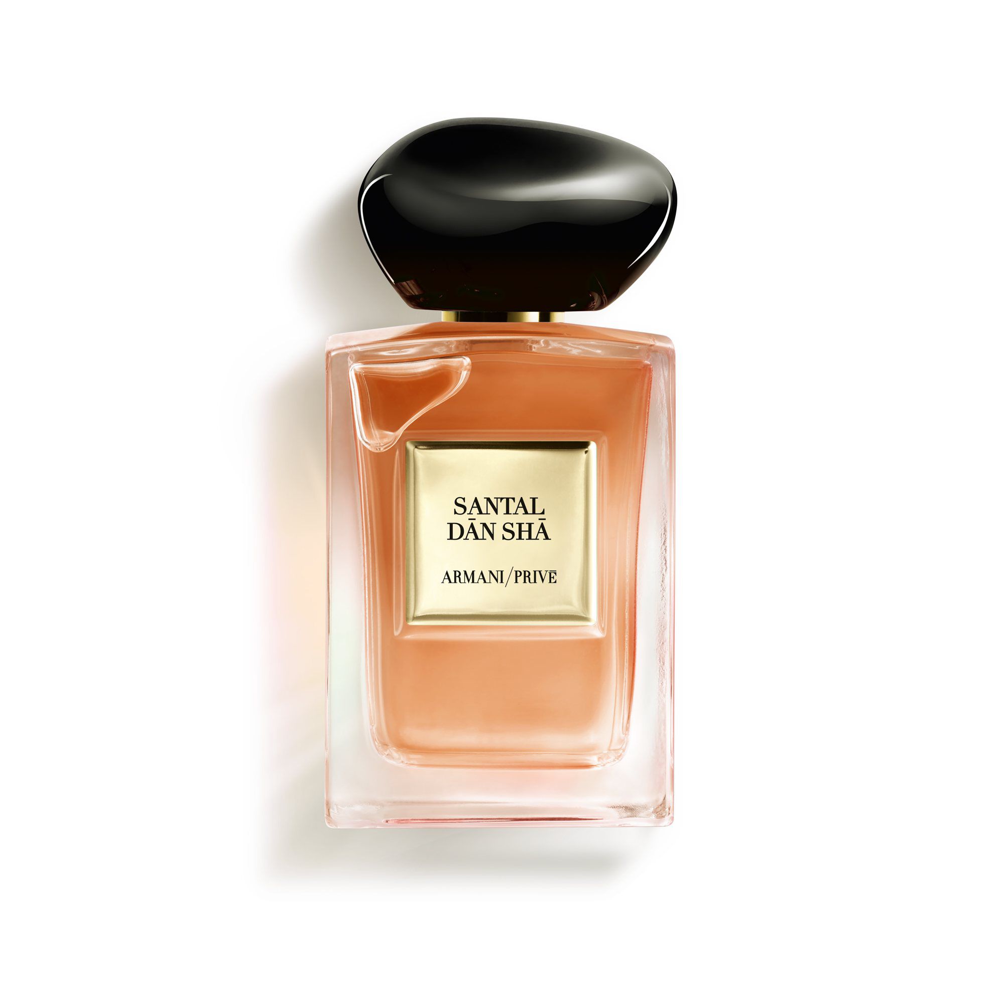 Flasche des Parfums 'Santal d'Ansha' von Armani Privé, elegant mit goldener Etikette und schwarzem Deckel.
